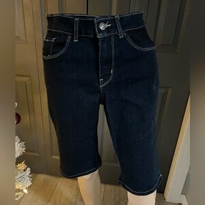 B7-9 - Levi’s Bermuda Shorts